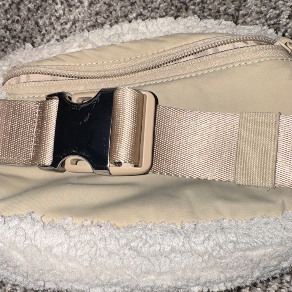 Lululemon Everywhere Fleece Belt Bag in Light Ivory - Picture 5 of 5